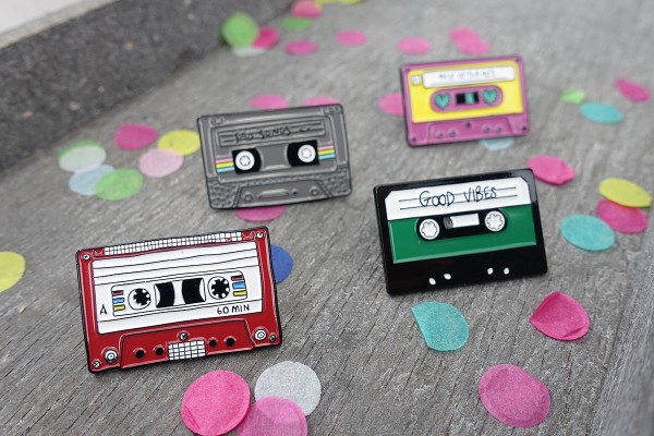 4er Set Emaille Pins Kassetten | Bunte Mixtapes | Anstecker aus Metall