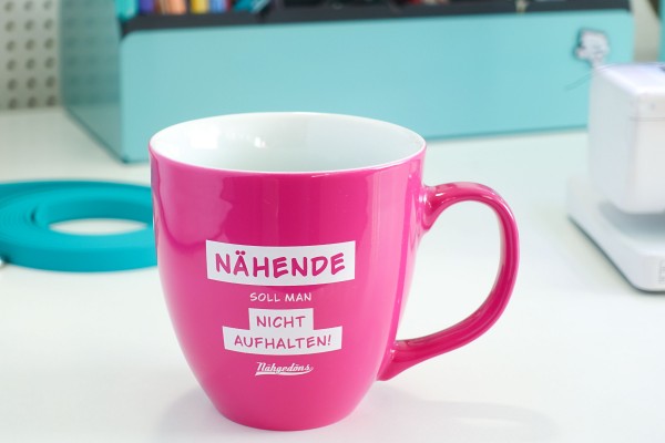 Kaffeetasse "Nähende soll man nicht aufhalten" Pink | Teetasse