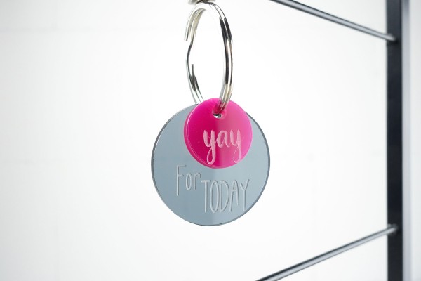 Schlüsselanhänger "YAY for Today" rund aus Plexiglas